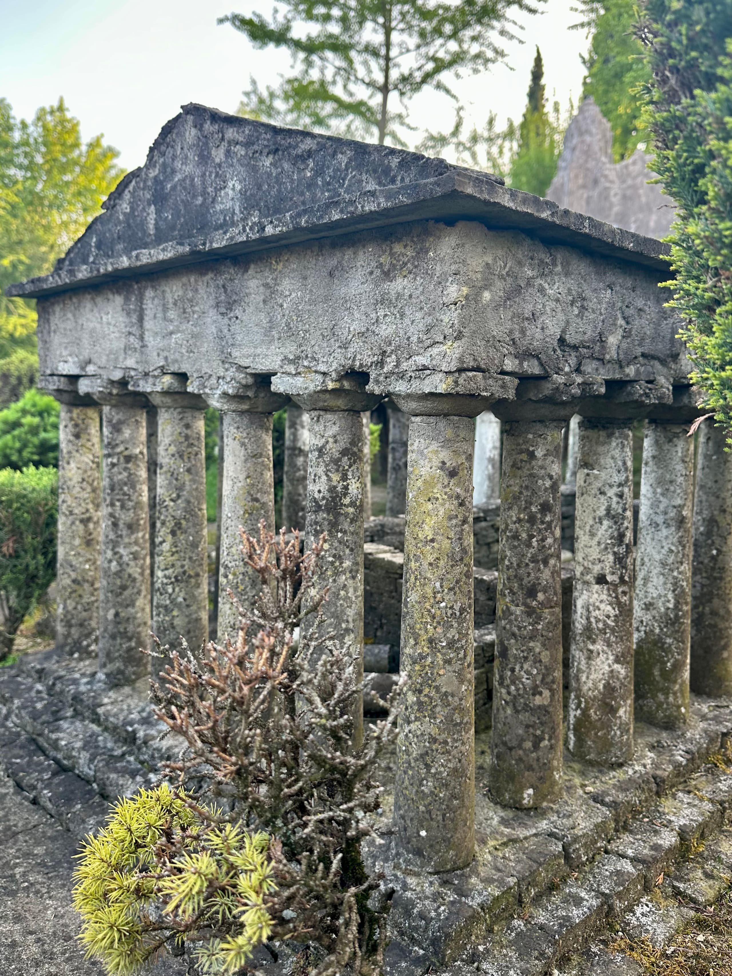 La chiesa e il borgo